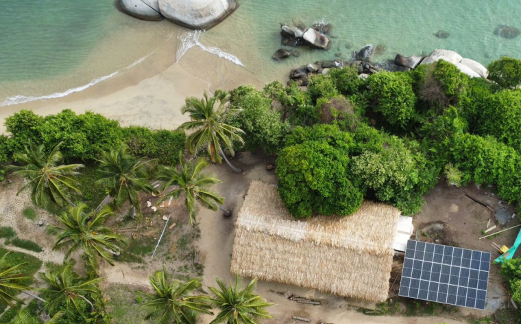 Cabaña con paneles solares en Parque Tayrona