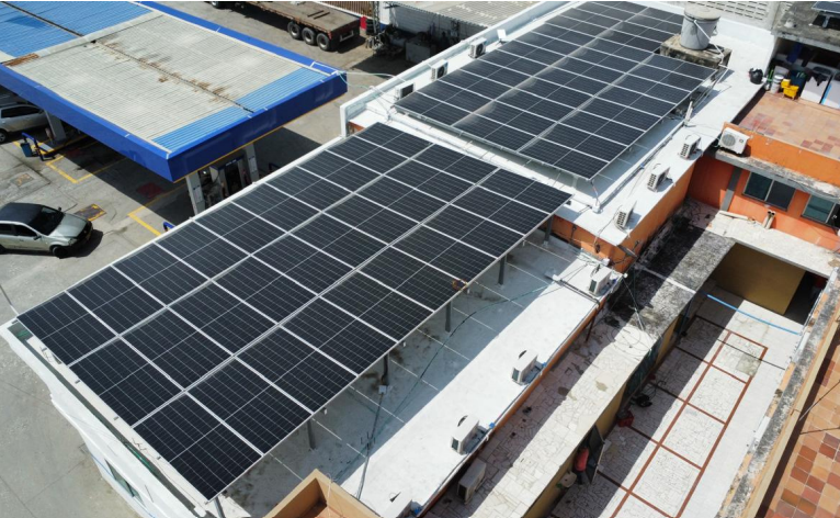 Techo de la E.D.S. Barakah con paneles solares