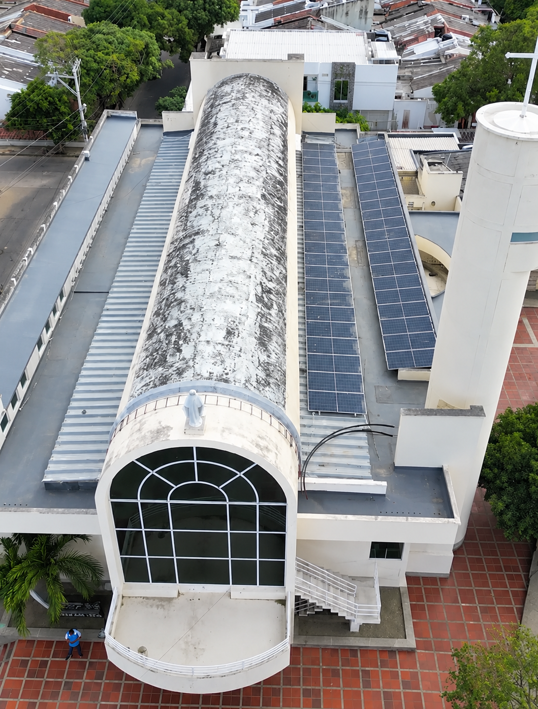 Techo de la parroquia con paneles solares instalados
